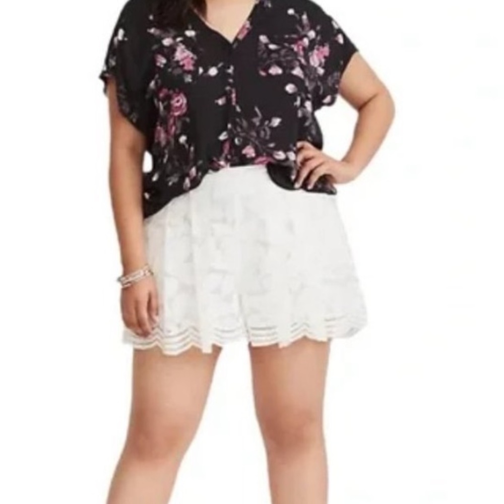 Torrid lace scallop shorts